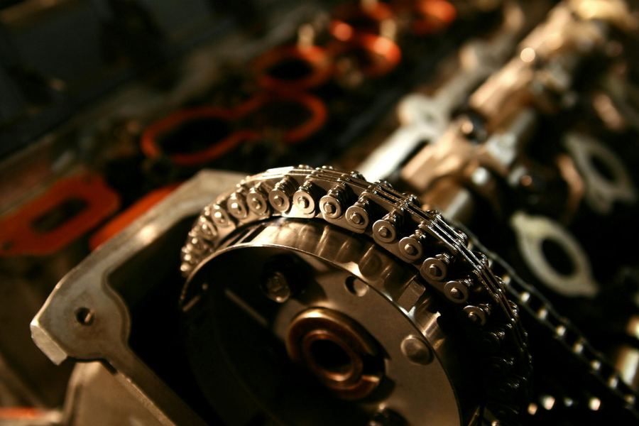 Detail motoru v servisu — rozvodový řetěz a hlava válců